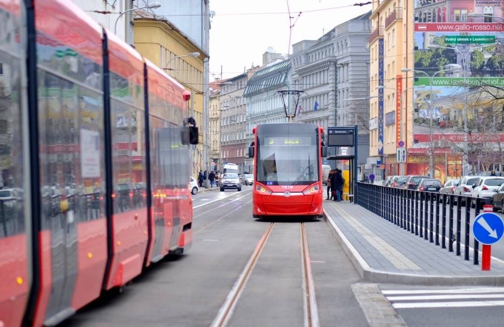 Foto: Električky už jazdia po Špitálskej ulici,  trať sa dočkala kompletnej rekonštrukcie koľají