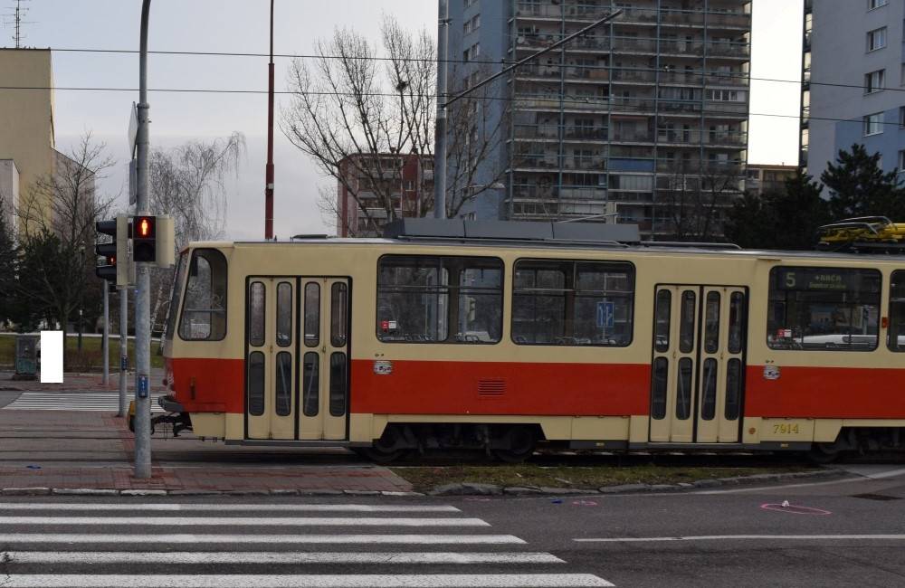 Foto: Polícia žiada verejnosť o pomoc pri objasňovaní zrážky električky a chodca pri zastávke MHD Alexyho