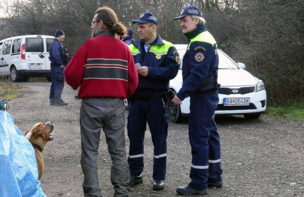 Foto: Mestská polícia v Bratislave si počas kontrol posvieti aj na majiteľov psov