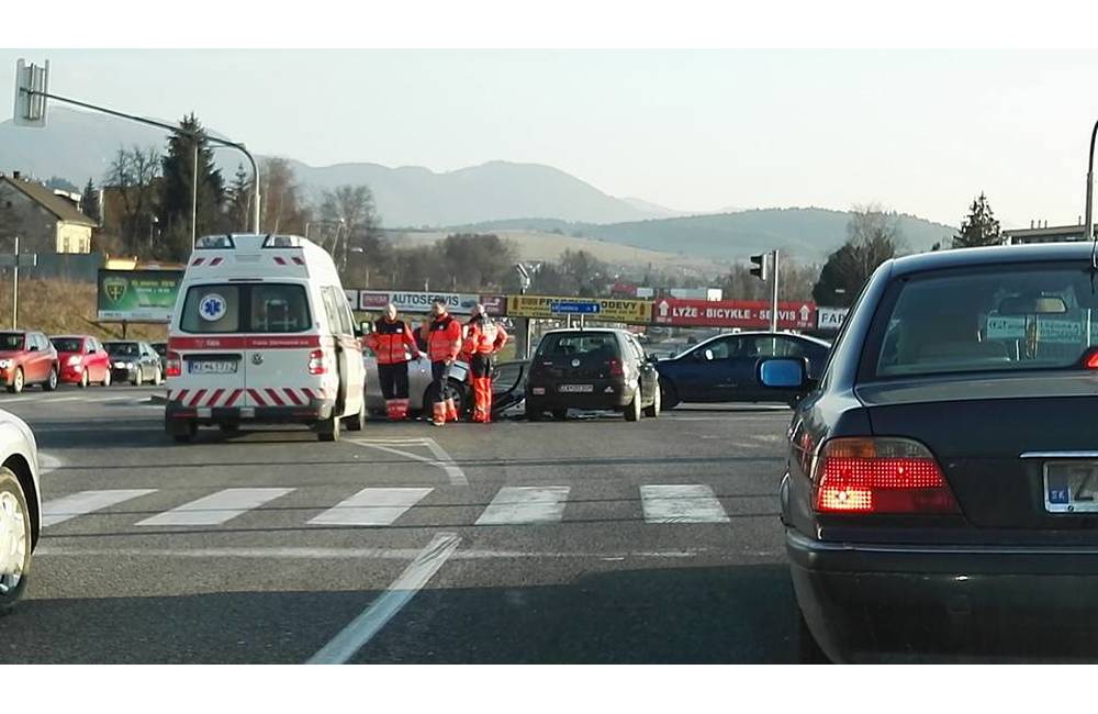 Foto: Na križovatke pri Eisnerovej ulici sa včera zrazili 3 autá, škoda bola vyčíslená na cca 8 500 eur