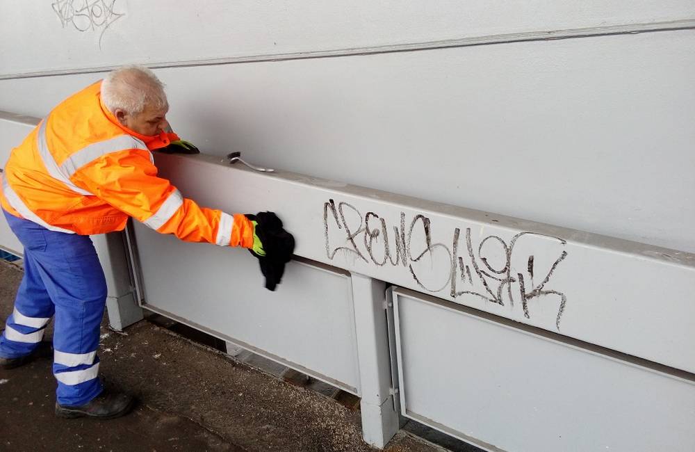 Foto: Mesto Bratislava pokračuje v odstraňovaní grafitov, ako prvé čistili pracovníci bratislavské mosty