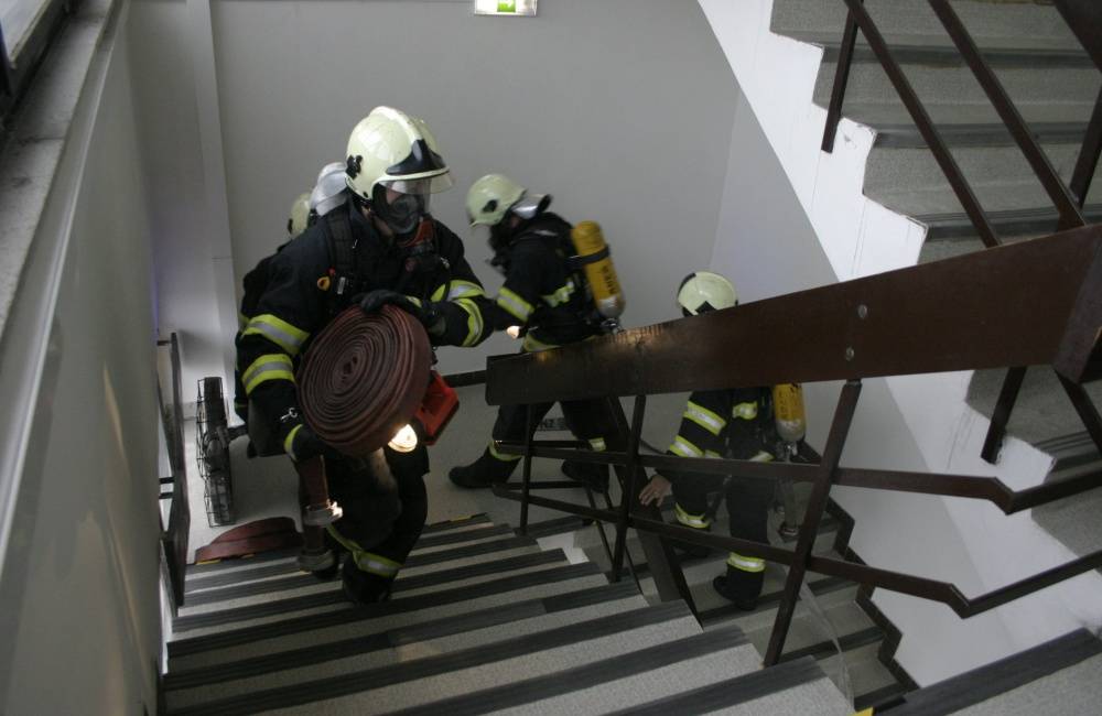 Foto: Na Mlynských Nivách sa sústreďujú hasiči, prebieha tu cvičenie zásahu pri požiari na 13. podlaží