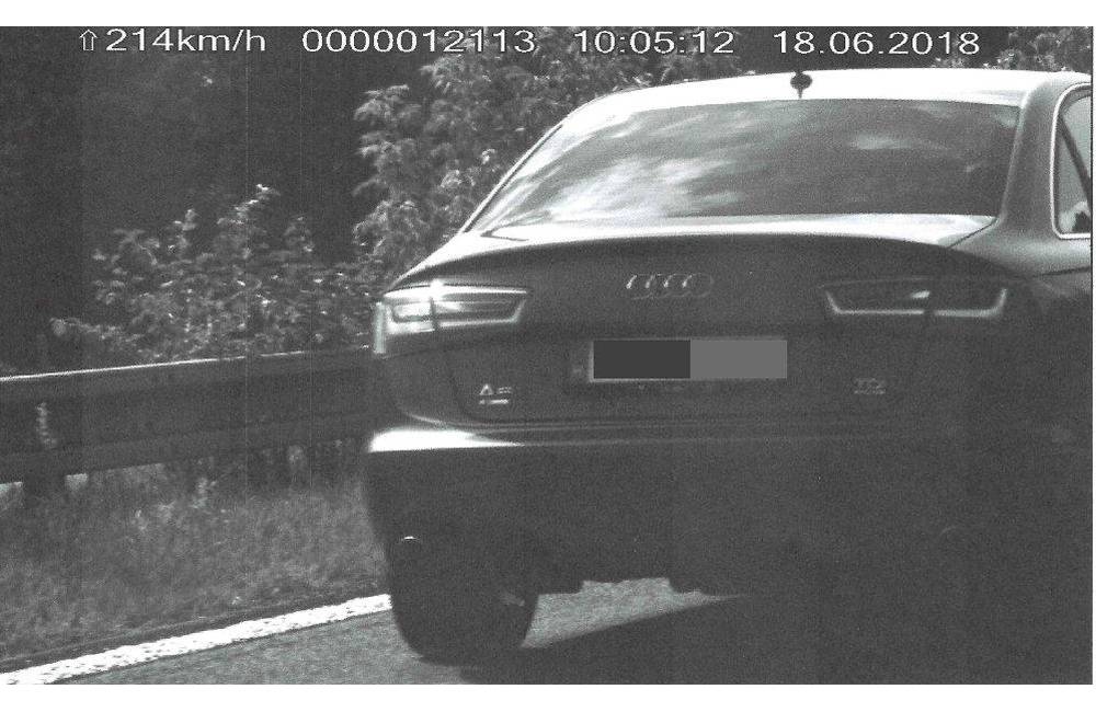 Foto: Po D2 šiel rýchlosťou 214 km/h: Pokutu 800 eur na mieste nezaplatil, preto mu zadržali vodičák