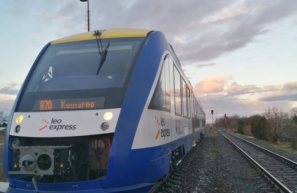 Foto: Na železničnej stanici Nové Košariská došlo k zrážke vlaku a 12-ročného chlapca, ktorého previezli do nemocnice