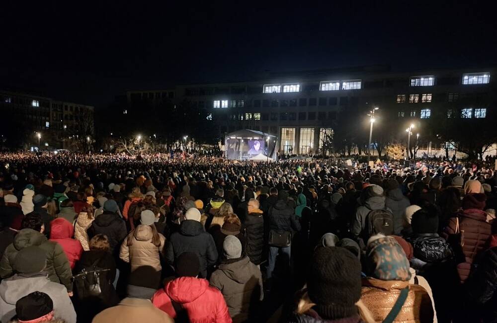 FOTO: Na protesty opozície prišli tisícky ľudí, ktorí nesúhlasia so zrušením úradu prokuratúry