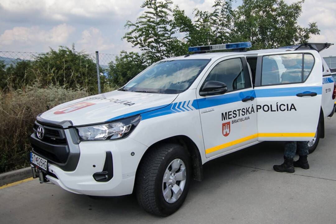 Mestskí policajti zachránili život žene, ktorá skolabovala v bratislavskom supermarkete