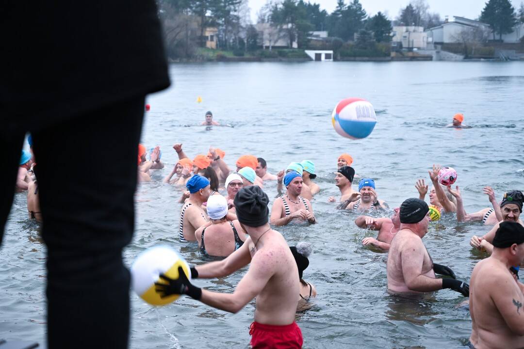 FOTO: Ako vyzeralo Trojkráľové kúpanie otužilcov v Senci? Najstaršia účastníčka mala takmer 80 rokov a najmladší 15