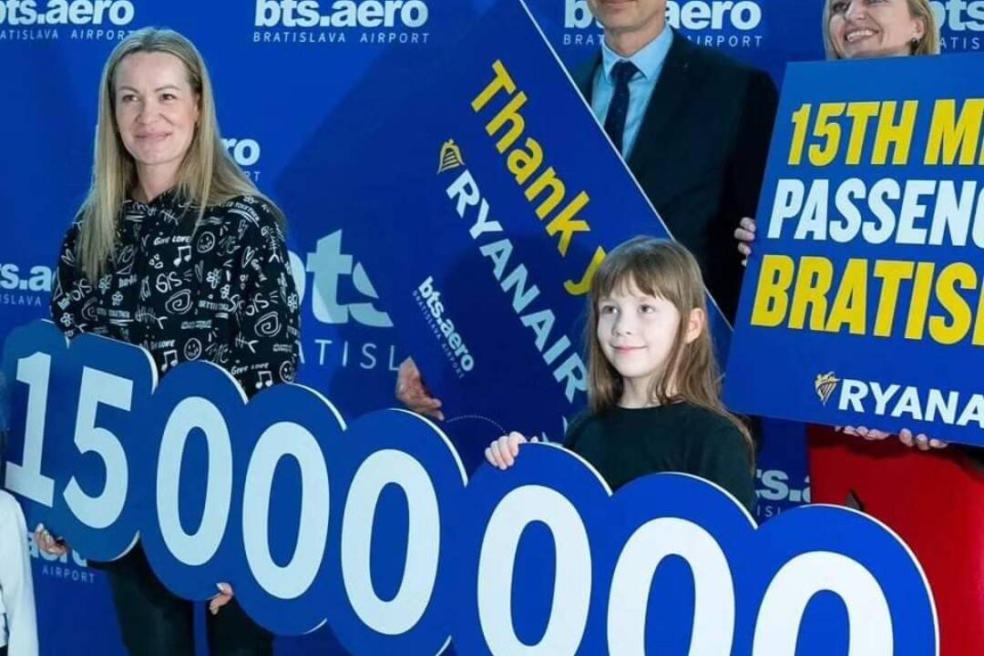 Foto: Ryanair prepravil cez bratislavské letisko 15-milióntu cestujúcu. Stala sa ňou Monika cestujúca do Solúnu