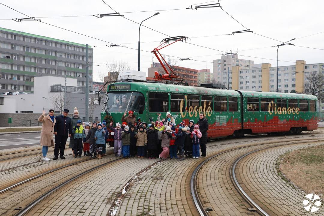 FOTO: Bratislavská vianočná električka prešla svoju poslednú trasu. Odviezla deti zo Špeciálnej spojenej školy