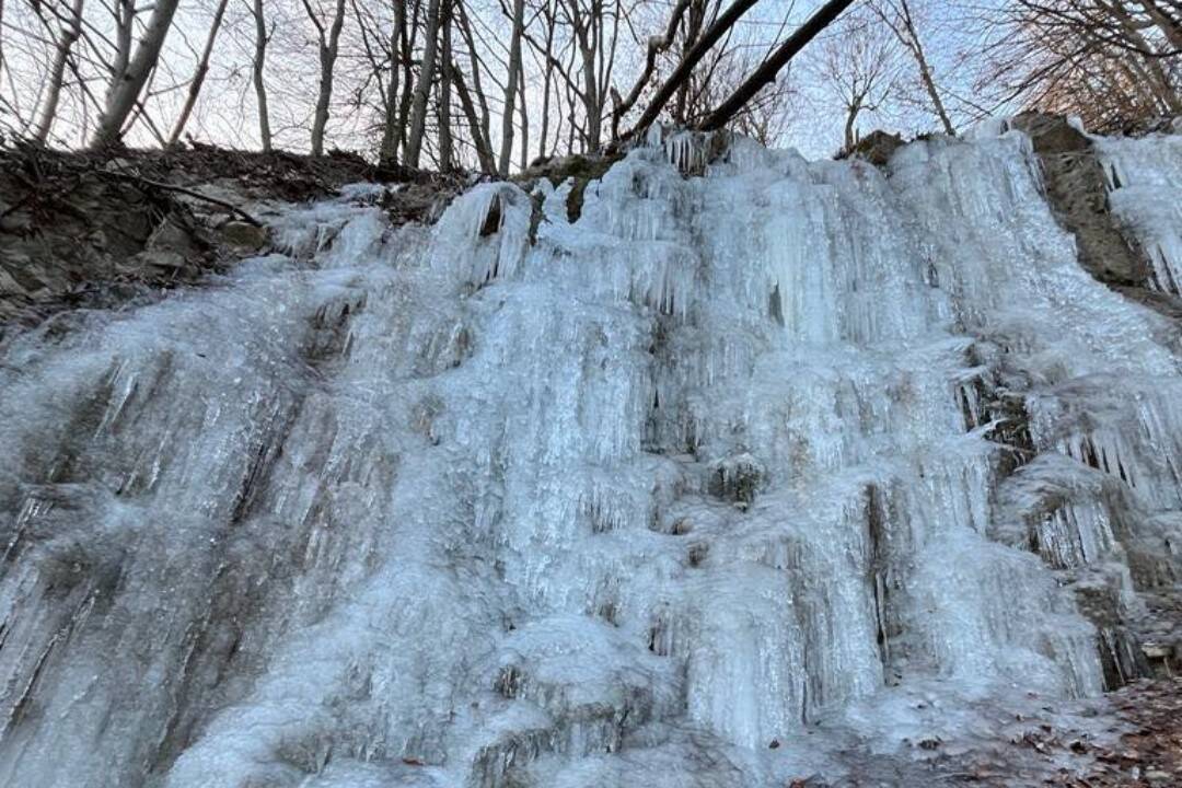 FOTO: Pozrite si, ako mráz vytvoril zaujímavý ľadový úkaz na potoku neďaleko Borinky