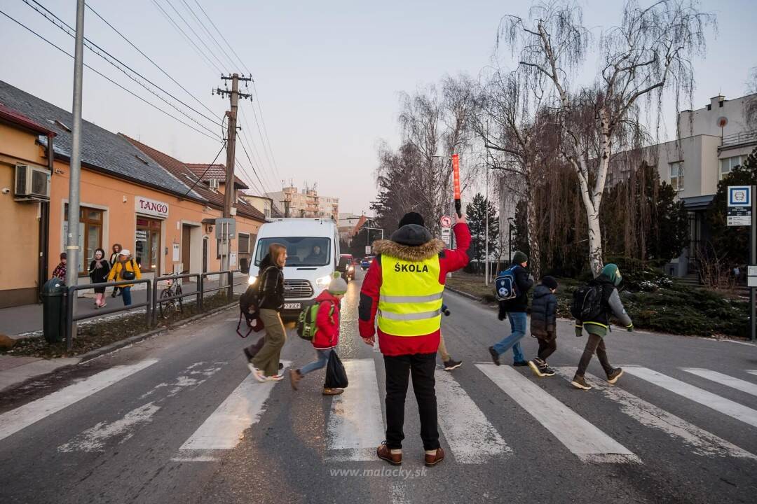 Foto: Seniori v Malackách pomáhajú mestskej polícii. Kontrolujú bezpečnosť na priechodoch pri školách