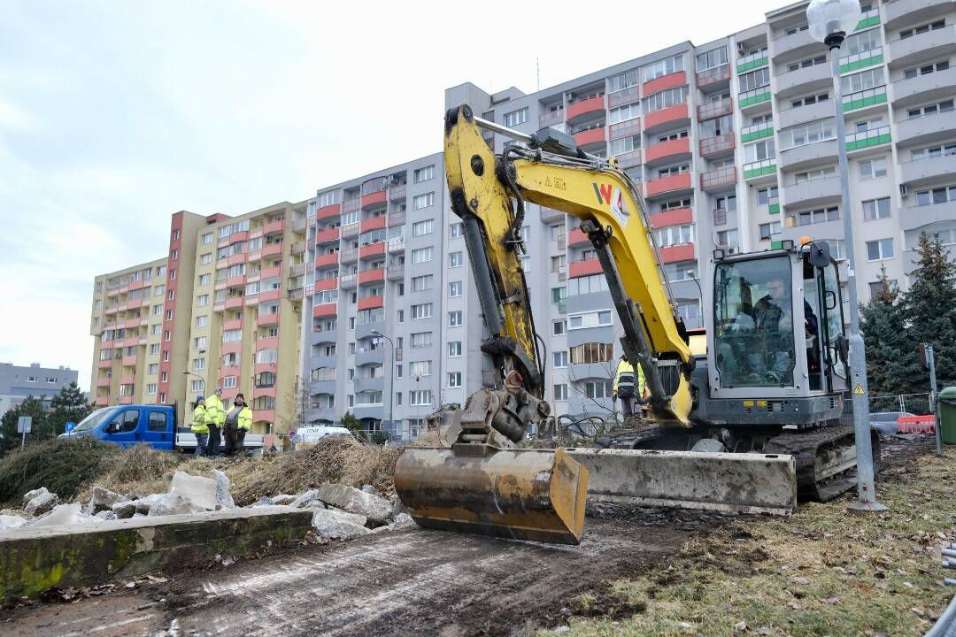 FOTO: V Karlovej Vsi už búrajú parkovisko na Ulici Ľudovíta Fullu, pribudne tam parkovací dom