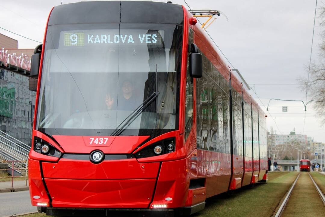 Foto: Medzi Karlovou Vsou a Ružinovom už chodia nové električky, majú aj Wi-Fi pripojenie