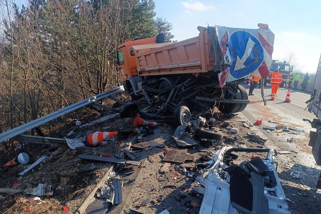 Foto: Na diaľnica D1 pred Hlohovcom sa stala nehoda, vyžiadala si jeden život a troch zranených