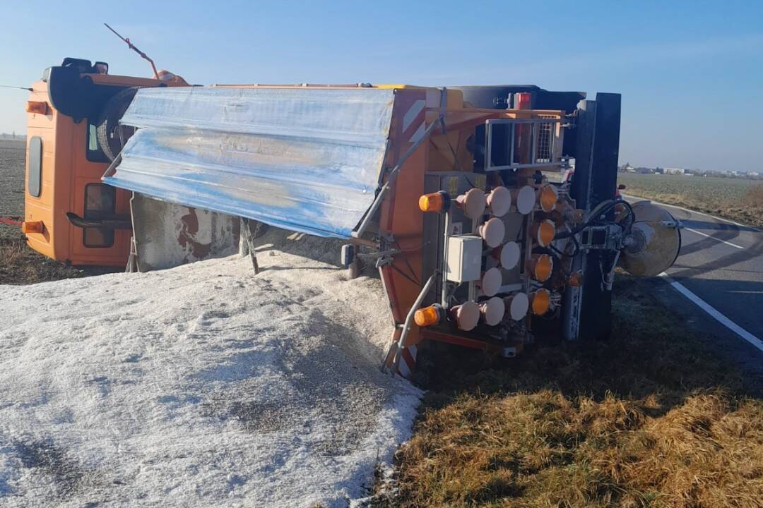 FOTO: Nezodpovedný vodič spôsobil nehodu v okrese Senec, pri ktorej sa prevrátil župný sypač