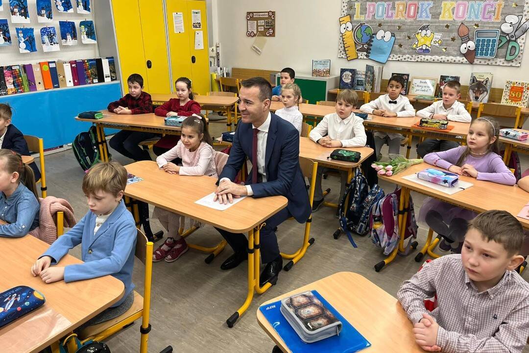 FOTO: Minister Drucker odovzdal vysvedčenia v škole v Podunajských Biskupiciach, ktorú sám navštevoval