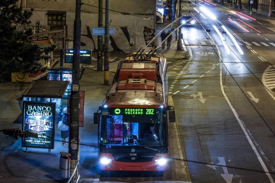 Foto: Pre nové trolejbusy chodiace po Bratislave sa zmenili výjazdy a dojazdy niektorých spojov