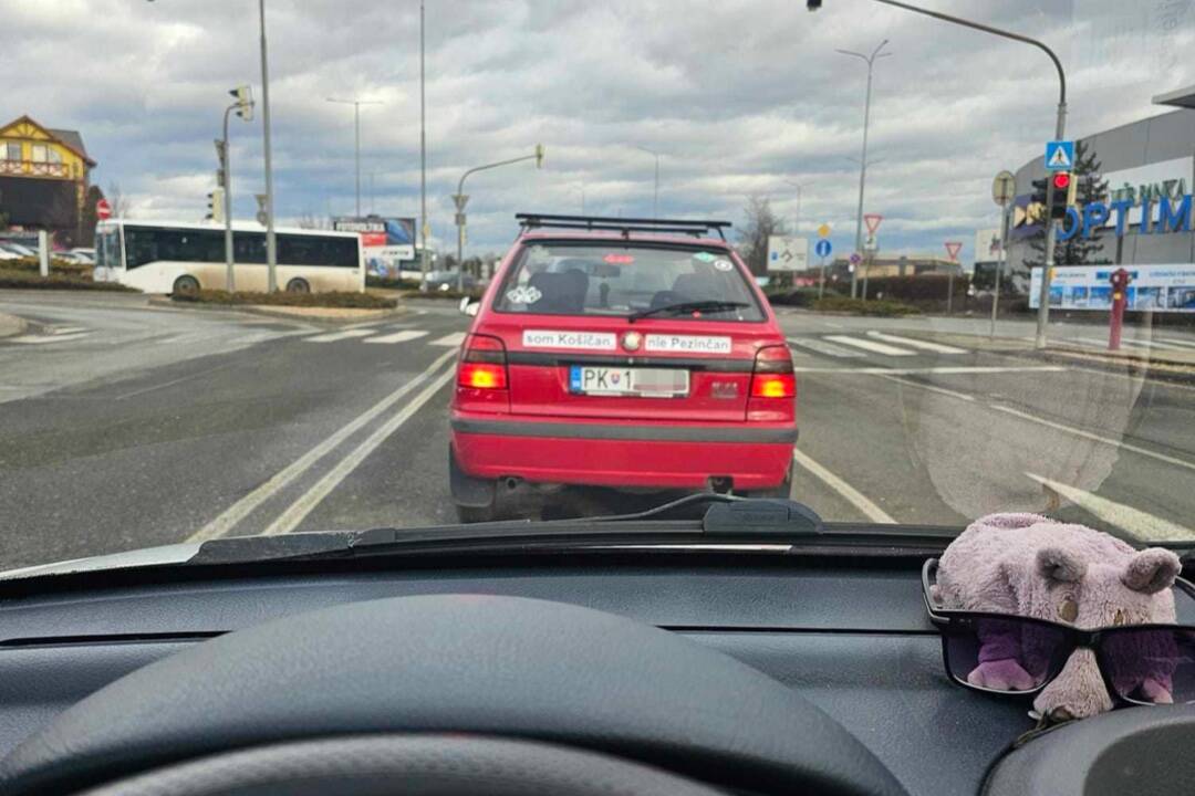 Foto: Košičan jazdí s pezinským EČV. Nápisom na aute baví ostatných