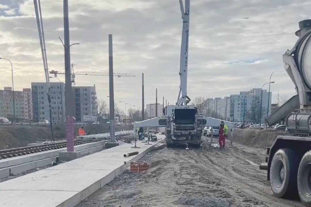 Foto: Práce na výstavbe električkovej trate v Petržalke napredujú. Vallo kritizuje ich tempo