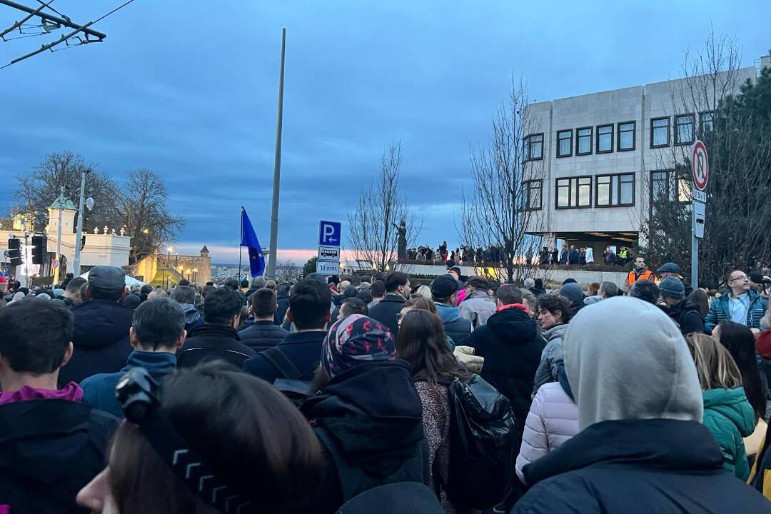 Foto: VIDEO: Na protest pred parlament prišlo približne 18-tisíc ľudí. Fico, poď von, kričali