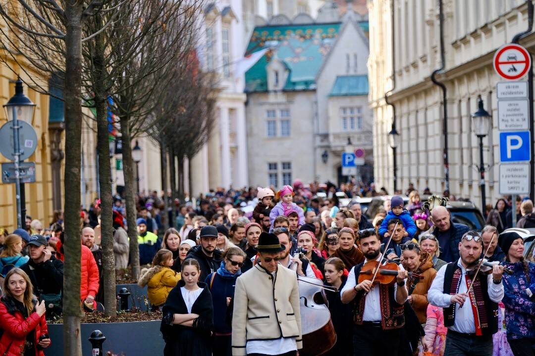 FOTO: Bratislavské fašiangy prekypovali pestrosťou, radosťou aj šiškami | Bratislavak.sk