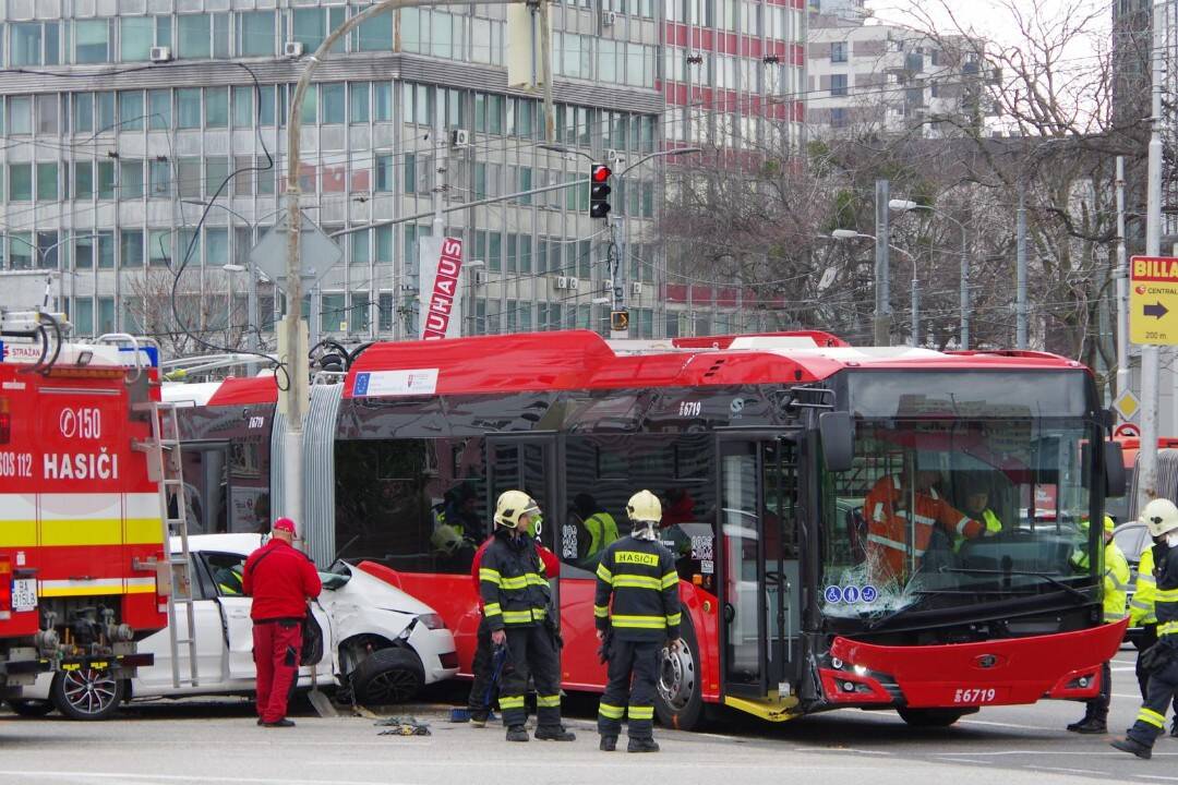 FOTO: Nový trolejbus dlho nejazdil. Na Trnavskom mýte sa zrazil s osobným autom