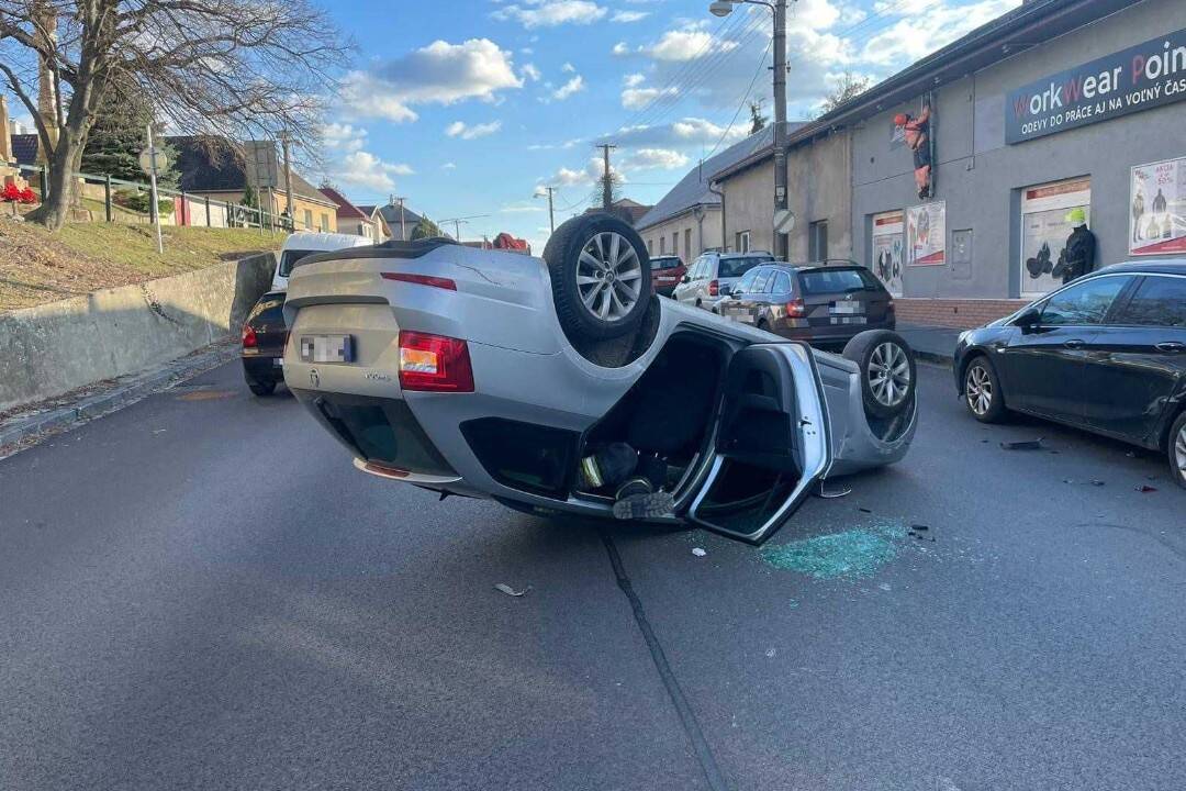 FOTO: V Stupave sa pri nehode auto prevrátilo na strechu, zasahovať museli hasiči