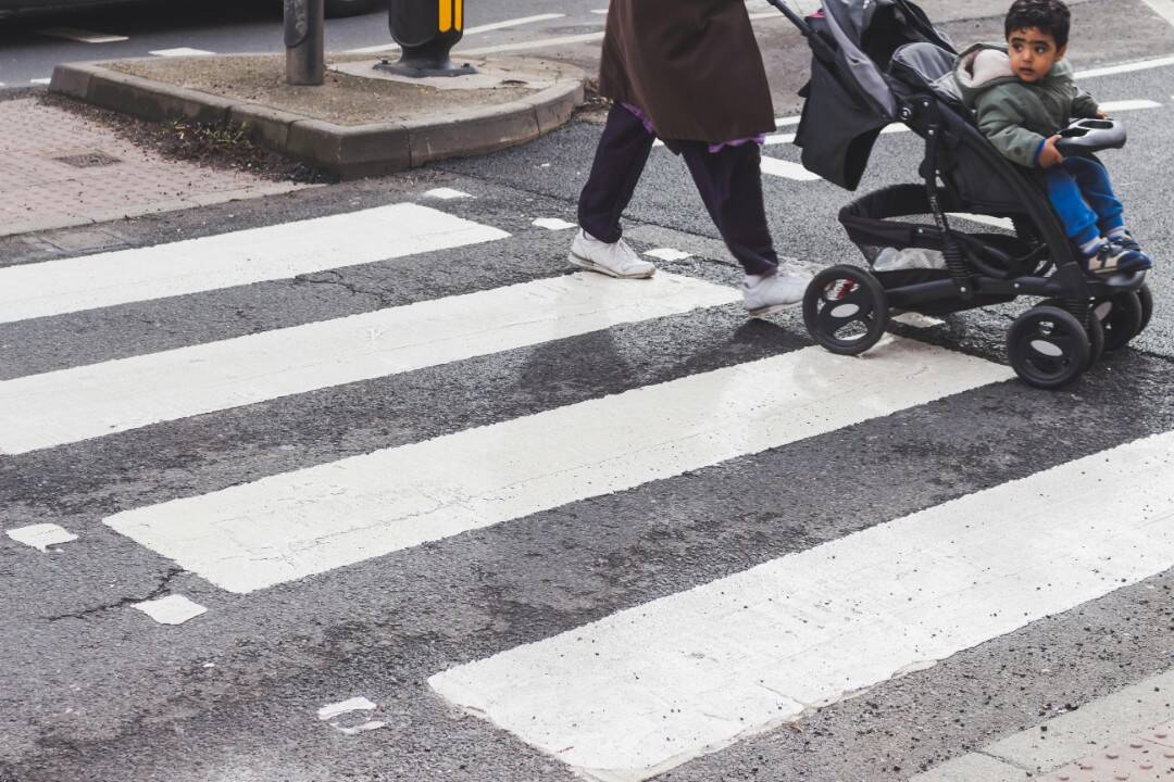 Foto: Vodiči Petržalky kritizujú nerozvážne správanie chodcov. Na čom sa pochytili?