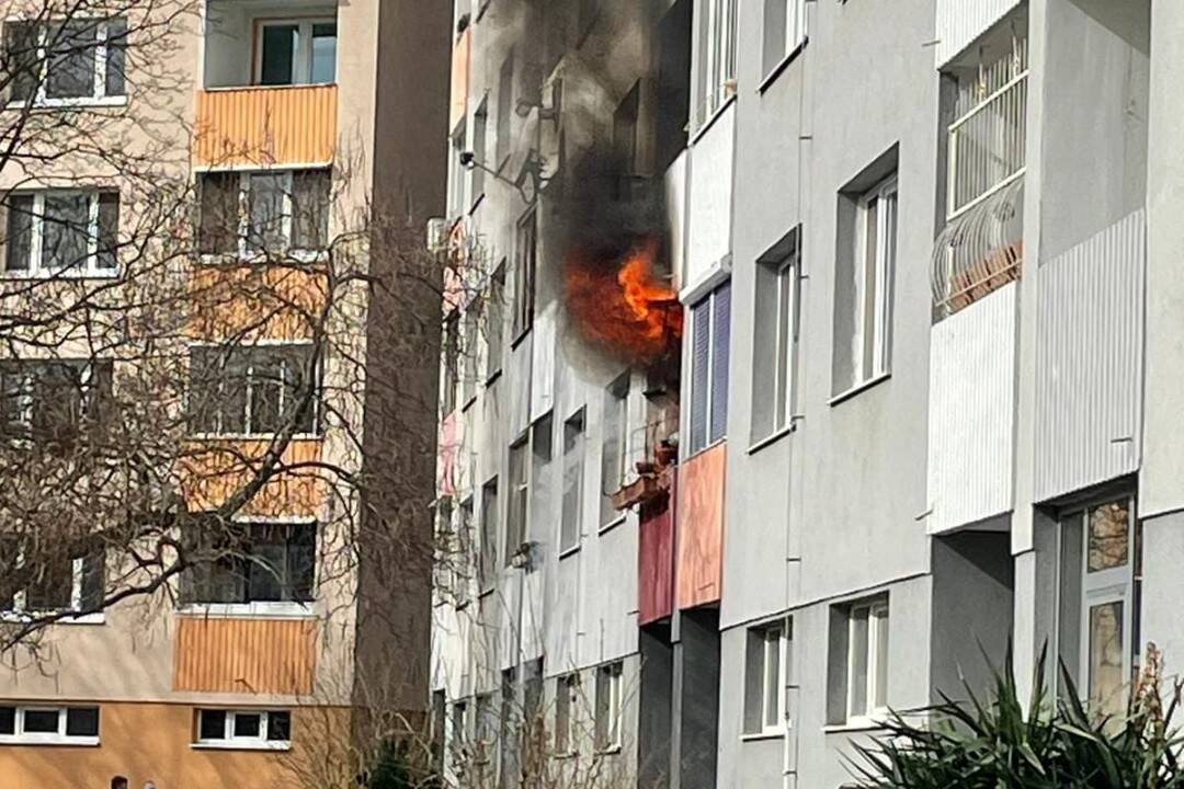 Foto: VIDEO: V bratislavskej Petržalke došlo v jednom z bytových domov k výbuchu