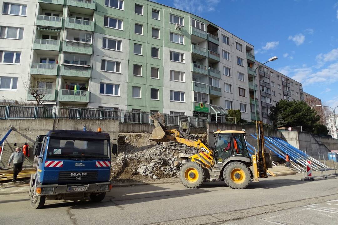 Foto: Kvôli oprave múru uzavrú v Karlovej Vsi ulicu. S obmedzeniami musia počítať aj chodci či cyklisti