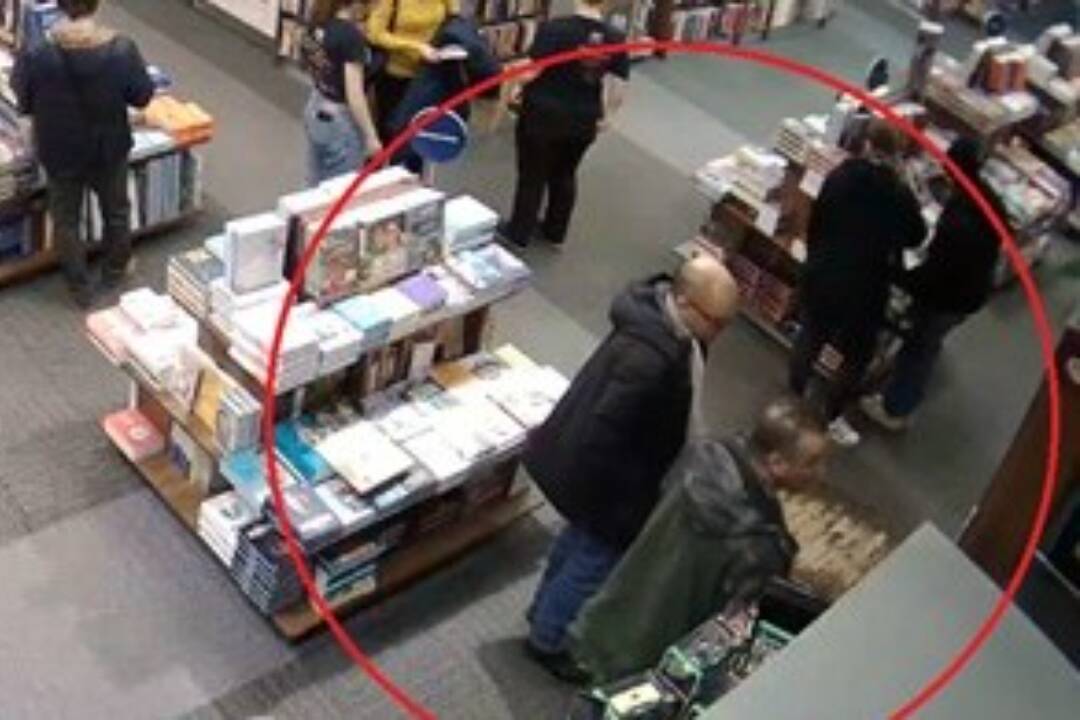 FOTO: Pomôžte polícii vypátrať zlodeja, ktorý ukradol peniaze z vrecka bundy