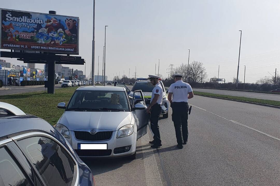 Foto: Odhodenú protézu na Panónskej a šoféra v bezvedomí všetci obchádzali. Muž, ktorý mu pomohol, vyzýva na väčšiu všímavosť