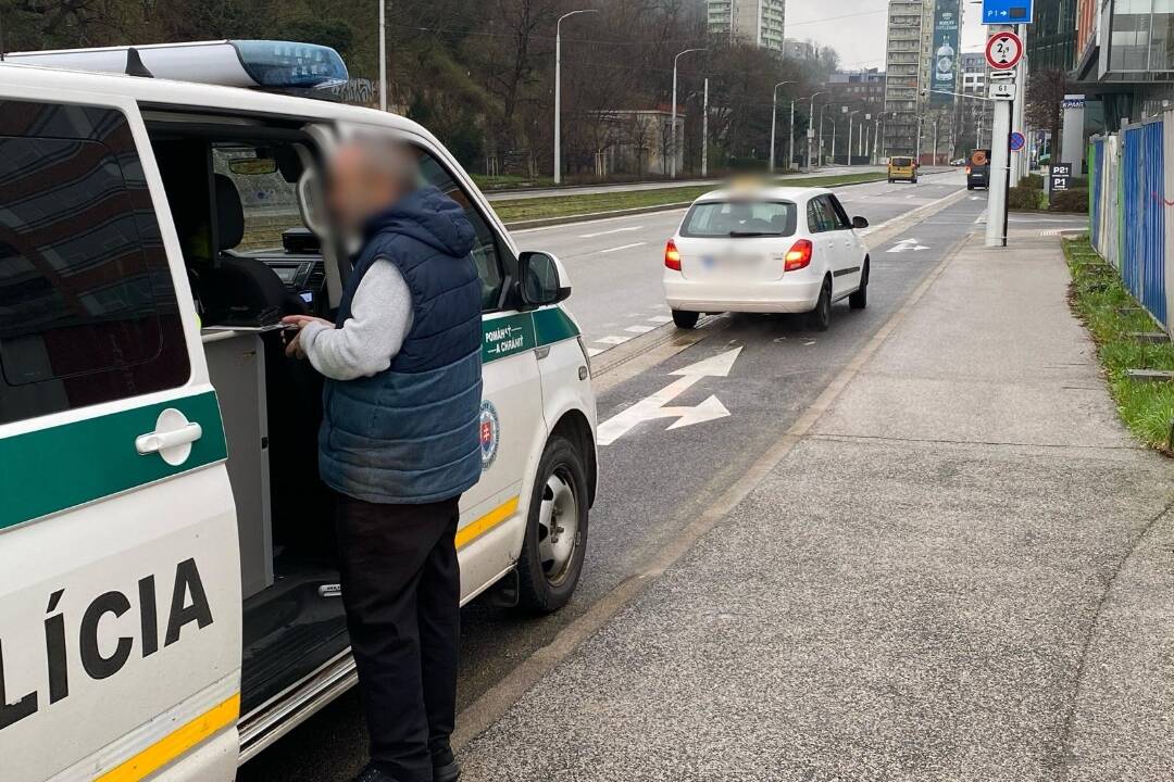 FOTO: Bratislavskí policajti si posvietili na taxikárov, odhalili aj niekoľko priestupkov