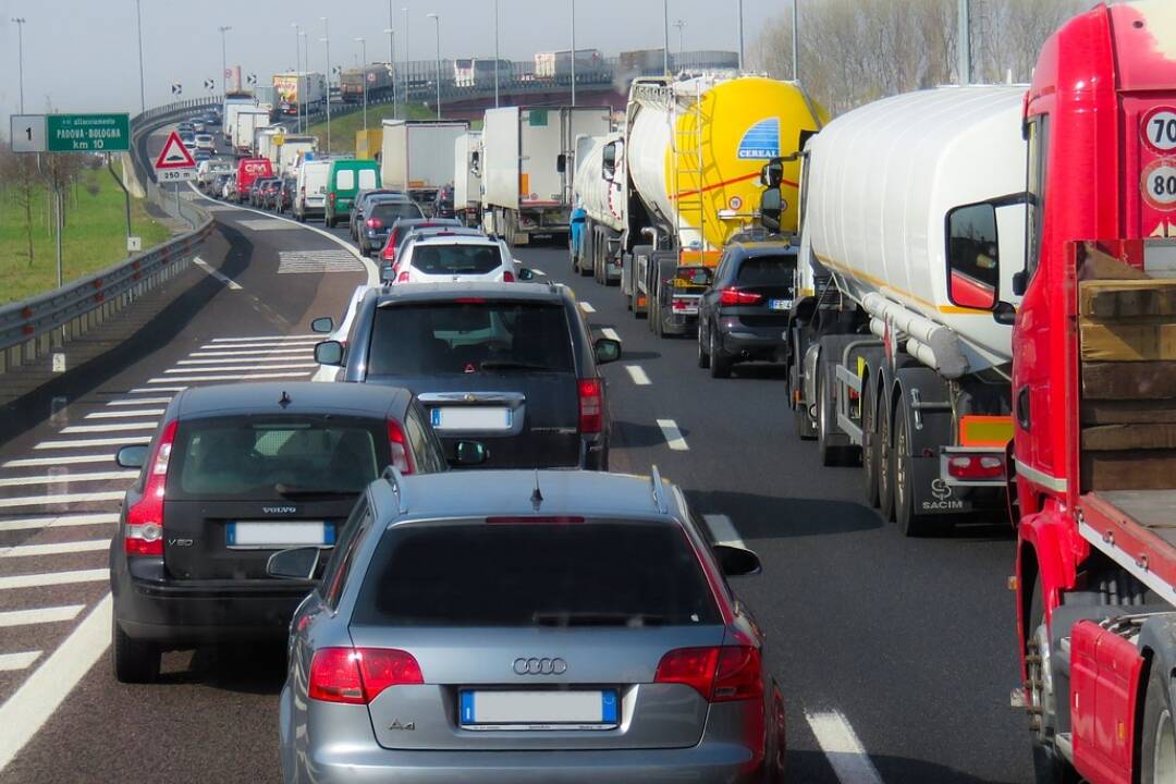 Foto: Cez veľkonočné sviatky budú slovenské cesty opäť plné, počet áut by sa mal zvýšiť až o 70 percent