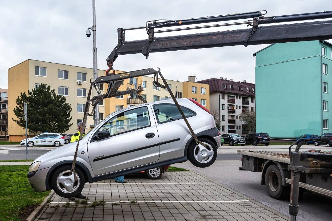 FOTO: Pezinok začal s odstraňovaním autovrakov v meste, na pláne je sedem vozidiel