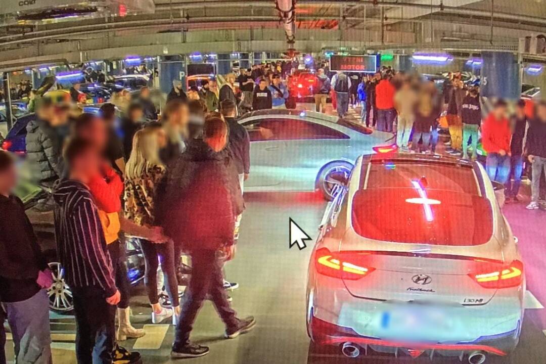 FOTO: Bratislavskí policajti zasahovali na sobotňajšom zraze áut. Niektorým vodičom museli zobrať aj značky