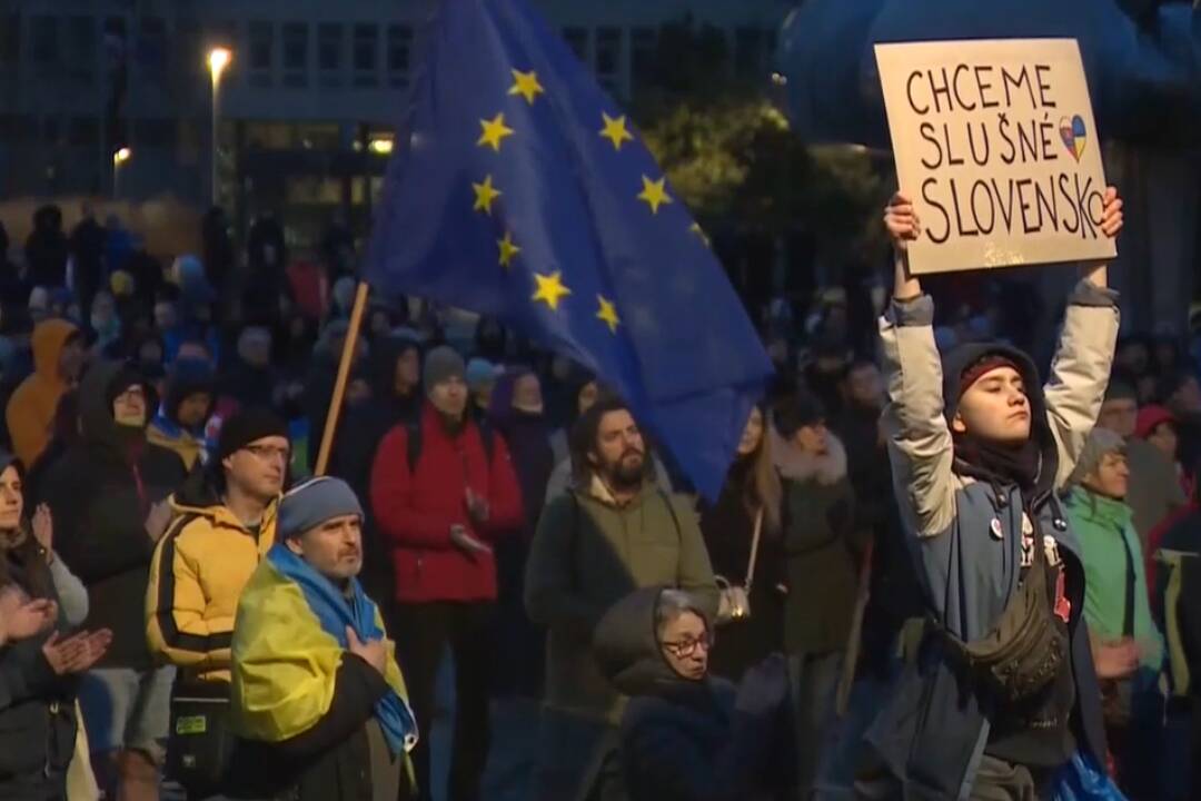 Foto: Na bratislavský protest proti kolaborácií s Ruskom prišlo tisíc ľudí, vláde odkázali svoje požiadavky