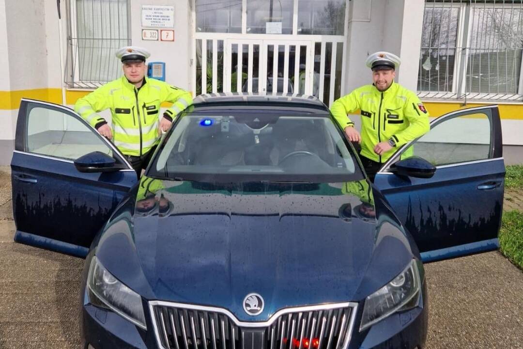 Foto: Bratislavskí policajti sa podieľali na záchrane krvácajúceho dievčaťa, ktoré potrebovalo prevoz do nemocnice