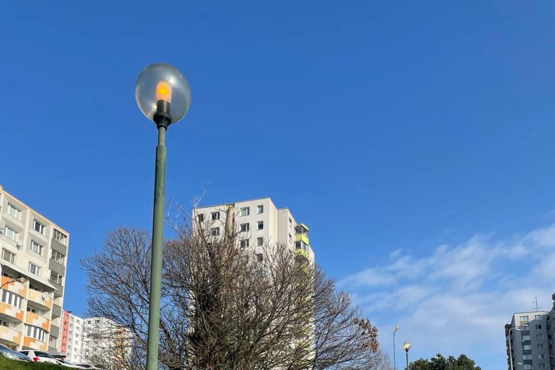 Foto: Zaznamenali ste v Karlovej Vsi zapnuté lampy počas dňa? Toto je dôvod