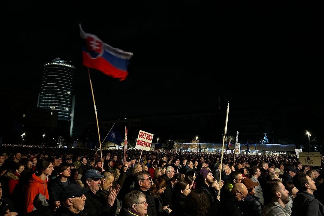 FOTO: Bratislavského protestu za podporu RTVS sa zúčastnilo približne 15-tisíc ľudí