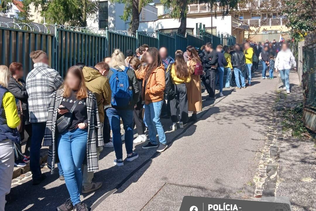 Foto: Polícia dočasne uzavrela ulicu pred ruským veľvyslanectvom kvôli veľkému počtu osôb