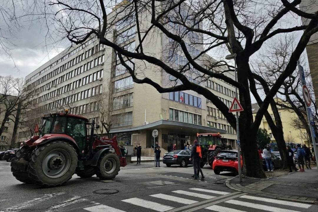 Foto: VIDEO: Mladí farmári protestujú pred ministerstvom pôdohospodárstva. Trvajú na ôsmich dôležitých bodoch