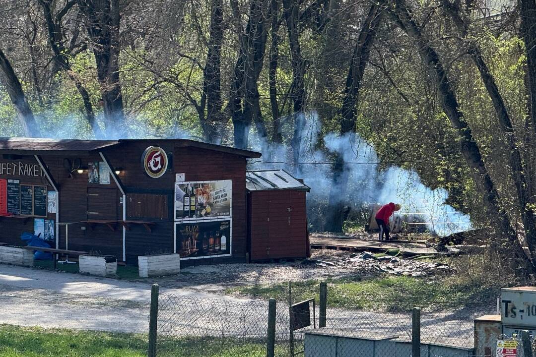 FOTO: Bufetár na petržalskej hrádzi rozvíril svojím čmudením vášne medzi miestnymi