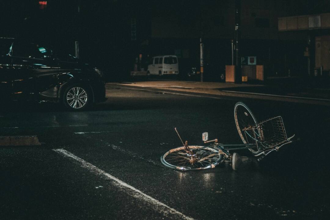 Foto: Dodávka sa v Ružinove zrazila s cyklistom, záchranka ho so zraneniami odviezla do nemocnice