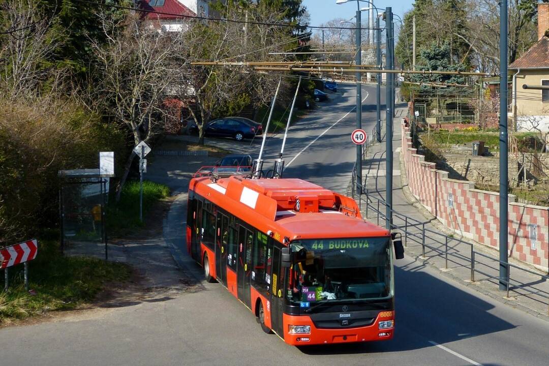 Foto: V Bratislave spoja linky MHD 41 a 44, nahradí ich 12-metrový trolejbus s batériovým pohonom