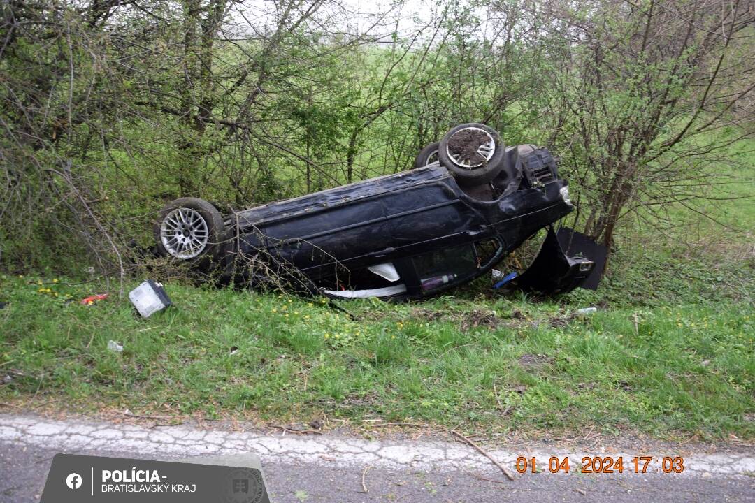 Foto: Šibači precenili svoje sily. Opití sadli za volant, havarovali a nafúkali takmer dve promile alkoholu