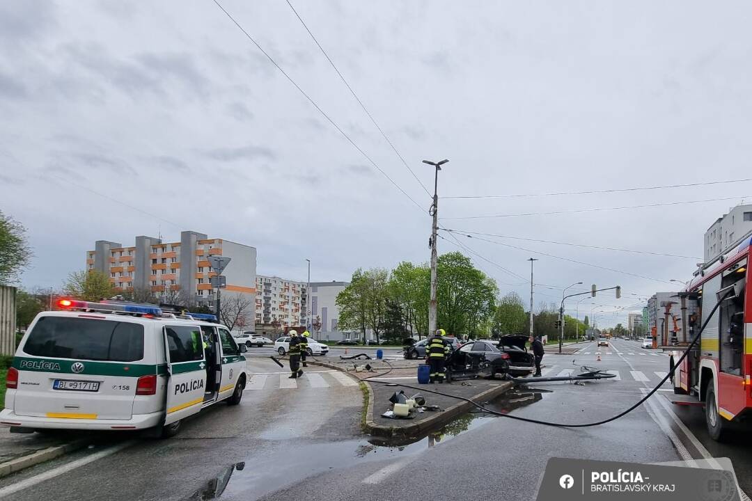 Foto: Pri raňajšej nehode vo Vrakuni sa nachádzali aj deti. Previezli ich do nemocnice