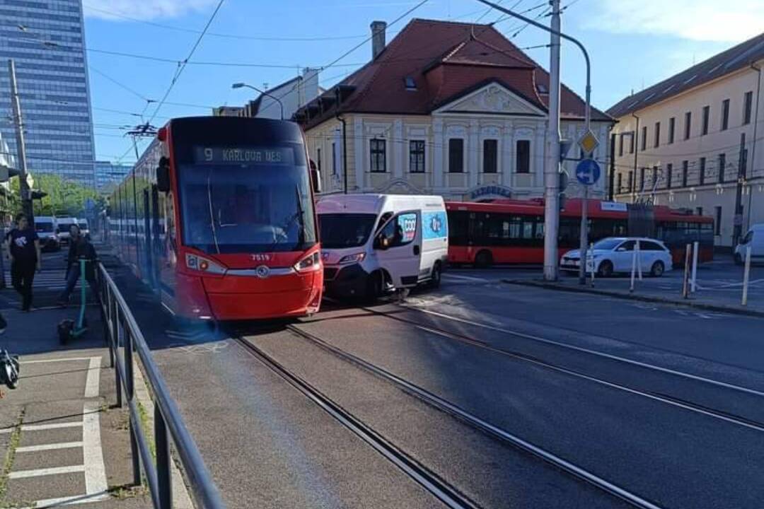 Foto: V Bratislave došlo k zrážke električky s autom. Nehodu hlásite aj na D1