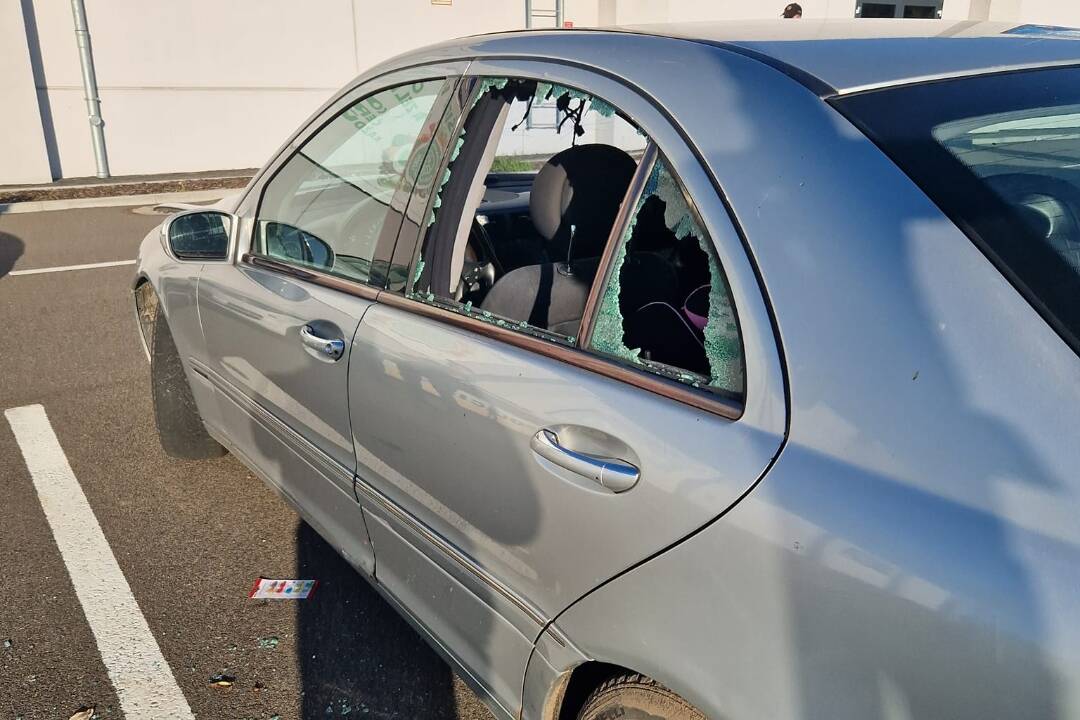 Foto: Pri Kauflande v Devínskej Novej Vsi niekto rozmlátil auto. Za bieleho dňa mu rozbil okná