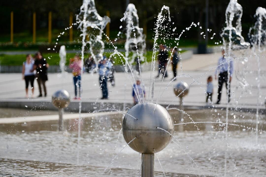 Foto: Hlavné mesto otvára letnú sezónu: Horúce počasie spríjemnia mestské fontány